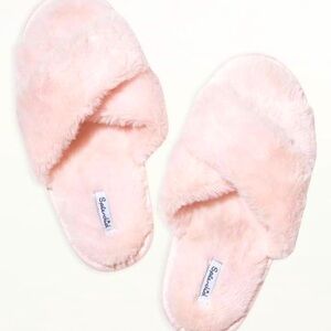 Splendid faux fur cross slippers.